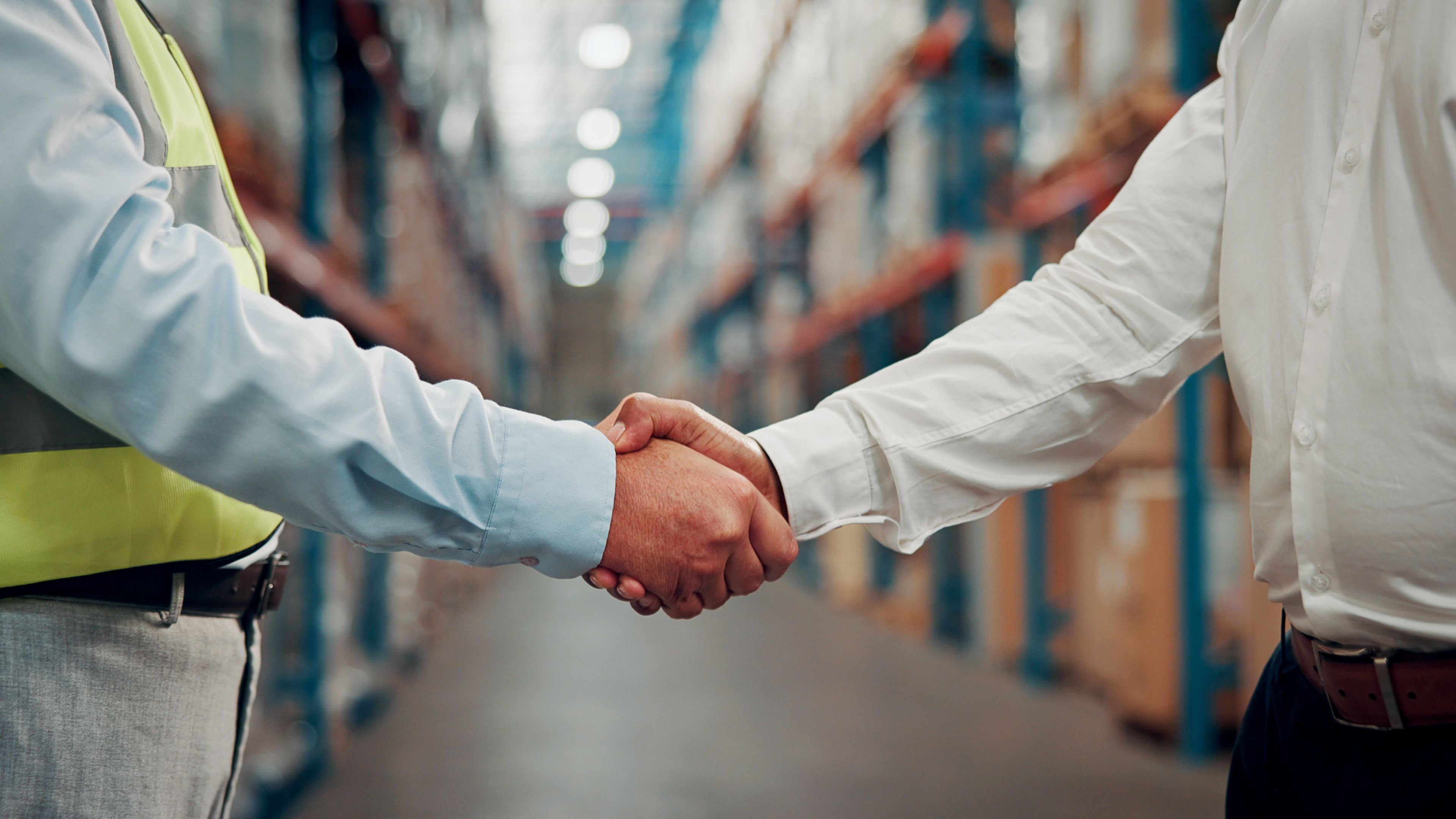 Acuerdo comercial entre empresas industriales en almacén