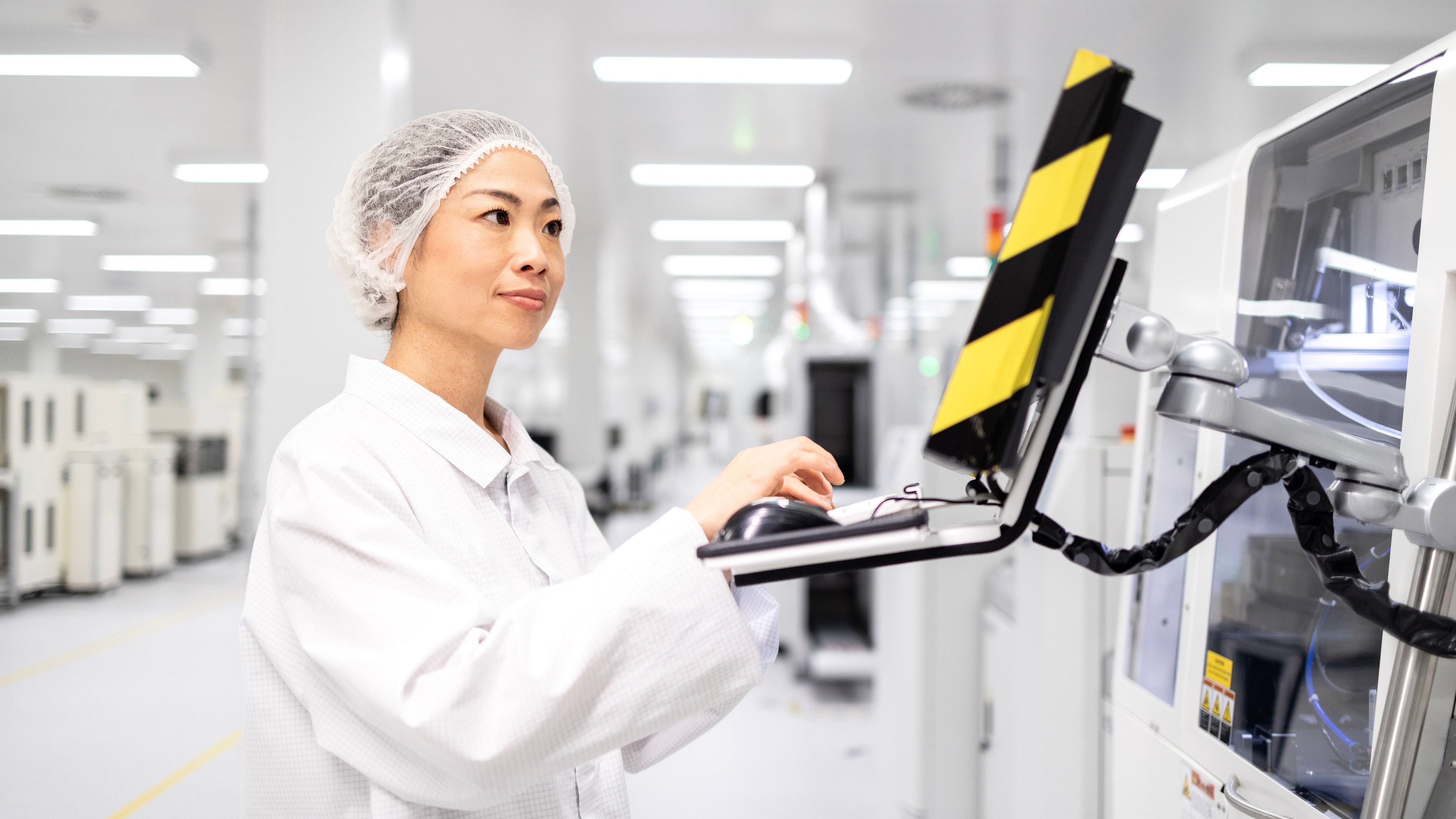 Ingeniero operando máquina industrial en fábrica de tecnología avanzada